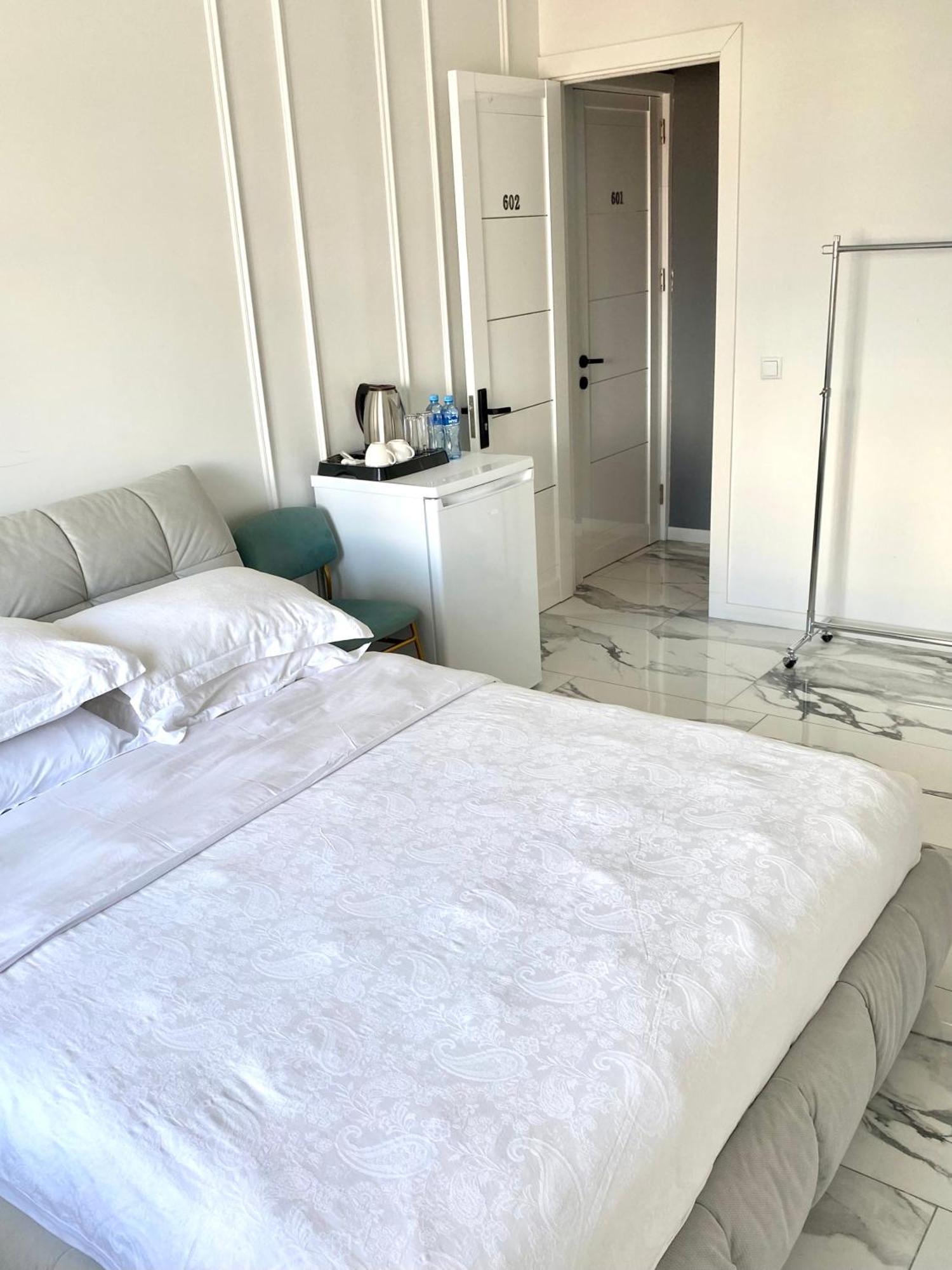 Kinotel Batumi Esterno foto